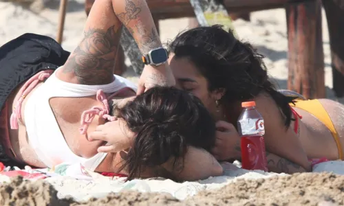 
				
					Bárbara Labres troca beijos com affair em praia do RJ; FOTOS
				
				