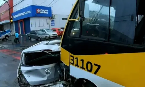 
				
					Batida entre micro-ônibus e carro deixa dois feridos em Salvador
				
				