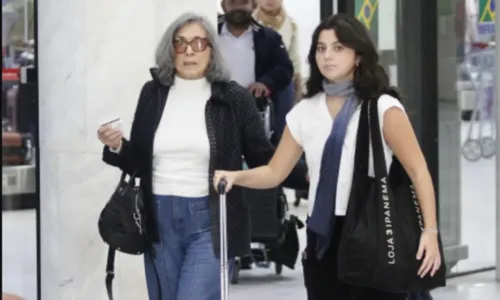 
				
					Betty Faria esbanja simpatia ao lado de neta em aeroporto do RJ
				
				