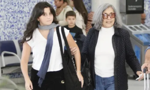 
				
					Betty Faria esbanja simpatia ao lado de neta em aeroporto do RJ
				
				