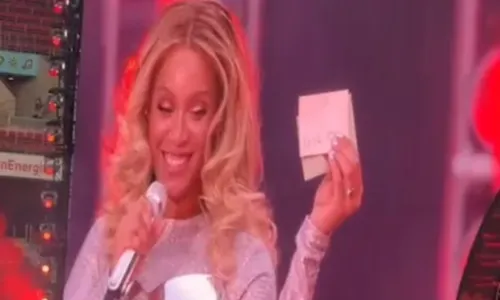 
				
					Beyoncé promove chá revelação em show na Alemanha: 'É menina'
				
				