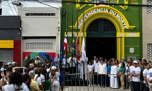 
				
					Bicentenário da Independência na Bahia reúne multidão em Salvador
				
				