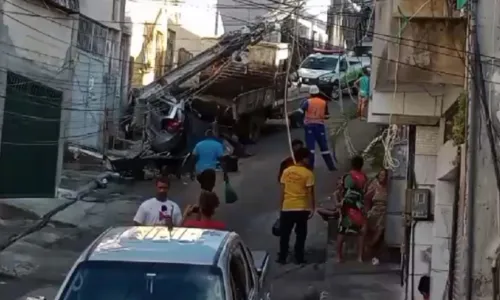 
				
					Caminhão desgovernado esmaga carro e derruba poste em Tancredo Neves
				
				