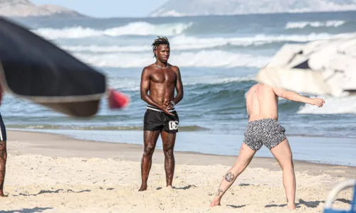 
				
					Cercado de fãs, Vini Jr. joga altinha em praia do Rio de Janeiro
				
				