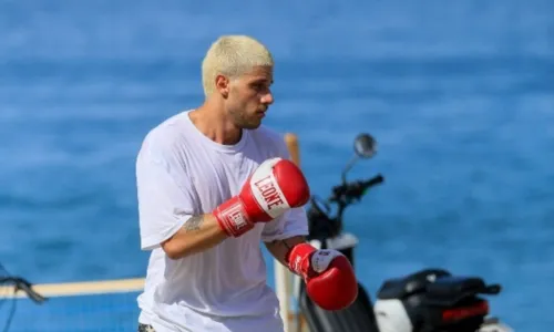 
				
					Chay Suede treina boxe na praia em dia ensolarado no Rio; veja fotos
				
				
