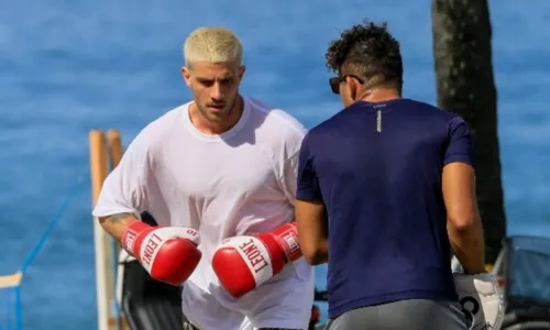 
				
					Chay Suede treina boxe na praia em dia ensolarado no Rio; veja fotos
				
				