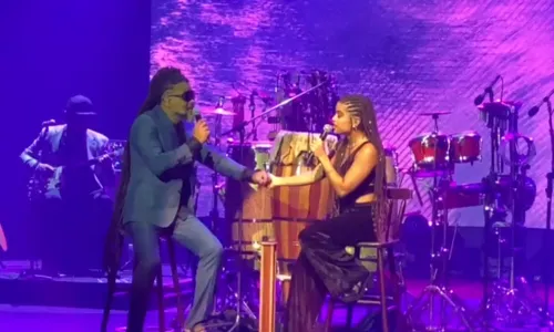 
				
					Clara Buarque canta com Carlinhos Brown em público pela primeira vez
				
				