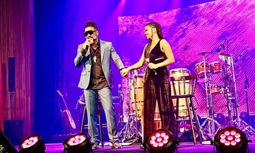
				
					Clara Buarque canta com Carlinhos Brown em público pela primeira vez
				
				