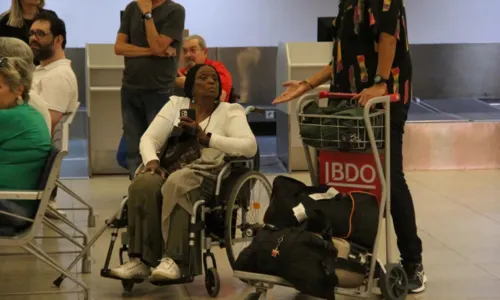 
				
					Com 90 anos, Léa Garcia faz rara aparição em aeroporto do RJ
				
				