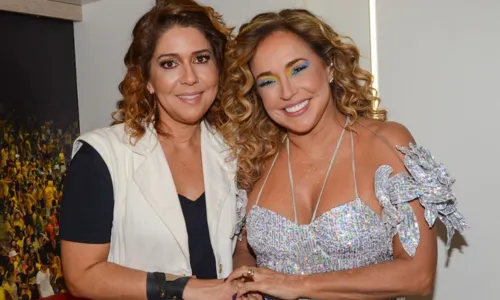 
				
					Daniela Mercury beija Malu Verçosa em show na Parada LGBT+ de SP
				
				