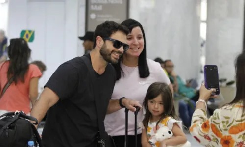 
				
					Duda Nagle e filha esbanjam simpatia em aeroporto do Rio de Janeiro
				
				