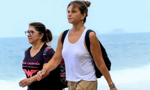 
				
					Durante passeio, Cristiana Oliveira ajuda mulher em situação de rua
				
				