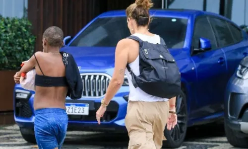 
				
					Durante passeio, Cristiana Oliveira ajuda mulher em situação de rua
				
				