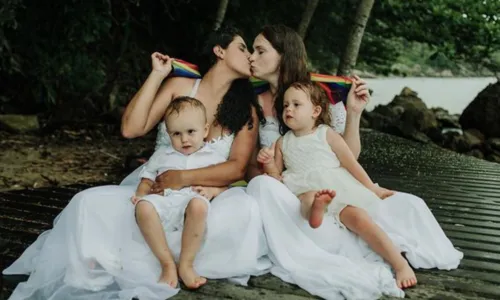 
				
					Famílias LGBTQIAPN+ reafirmam existências e celebram amor nas redes
				
				