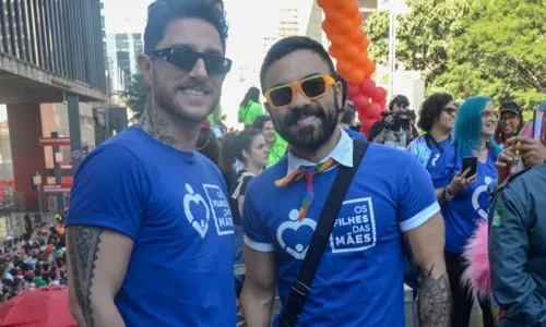 
				
					Filho de Mauricio de Sousa troca beijos com o marido em parada LGBT+
				
				