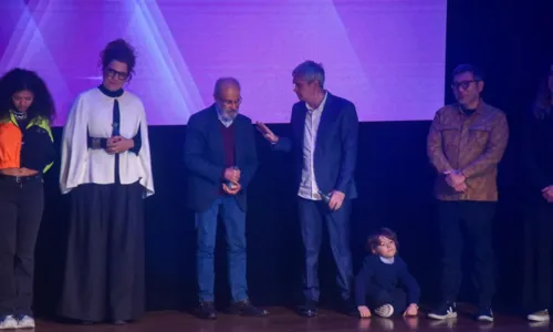 
				
					Filho de Serginho Groisman rouba a cena no Prêmio APCA
				
				