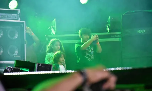 
				
					Filhos de Wesley Safadão curtem show do pai no palco; FOTOS
				
				