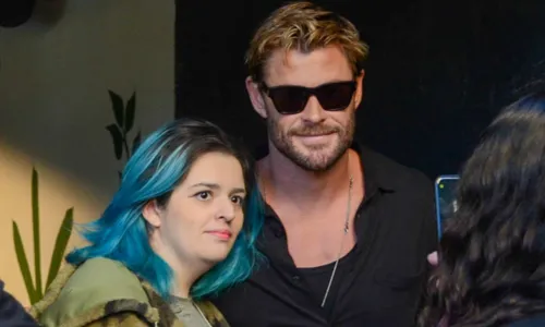 Chris Hemsworth dá show de simpatia em passagem pelo Brasil