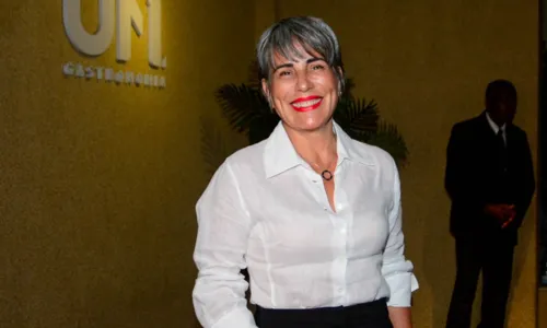 
				
					Gloria Pires revela ‘misturinha’ usada para tratar os fios brancos
				
				