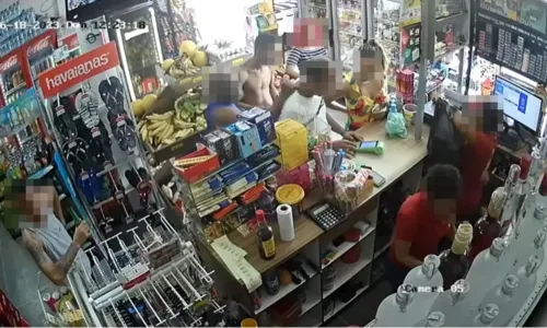 
				
					Homem é esfaqueado nas costas dentro de supermercado em Salvador
				
				