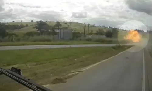 
				
					Homem morre após caminhão tombar; vídeo impressionante mostra explosão
				
				