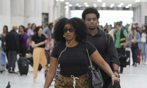 
		IZA esbanja beleza com novo visual em aeroporto do Rio de Janeiro