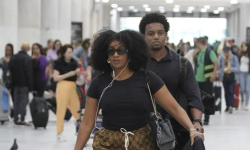 
				
					IZA esbanja beleza com novo visual em aeroporto do Rio de Janeiro
				
				