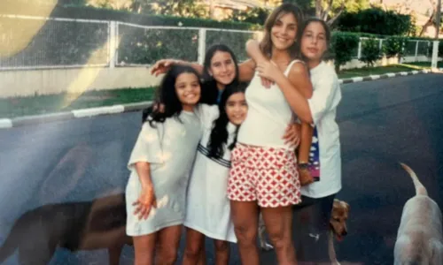 
				
					Ivete Sangalo posta foto antiga ao lado de sobrinhas: 'Já era mãe'
				
				