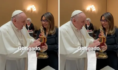 
				
					Janja presenteia Papa Francisco com santa protetora da Amazônia
				
				