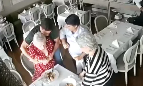 
				
					João Roma salva idosa engasgada em restaurante de Salvador; veja vídeo
				
				