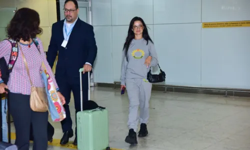 
				
					Juliette desembarca no Brasil após férias com Anitta; FOTOS
				
				