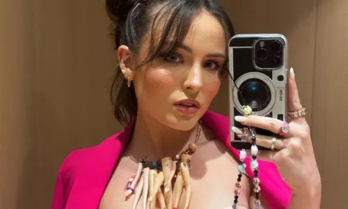 
				
					Larissa Manoela choca com colar inusitado em evento da Barbie: 'Macabro'
				
				
