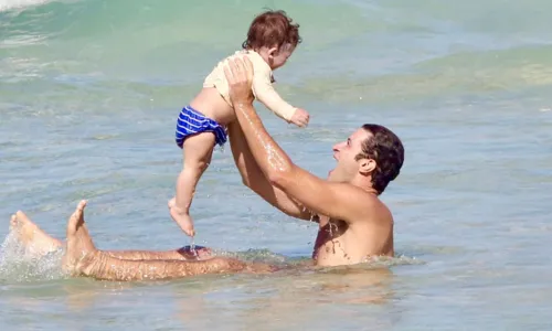 
				
					Leandro Lima, o Marino de 'Terra e Paixão', curte praia com filho e esposa
				
				