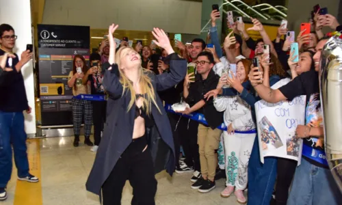 
		Luísa Sonza é recebida aos beijos por novo namorado em aeroporto