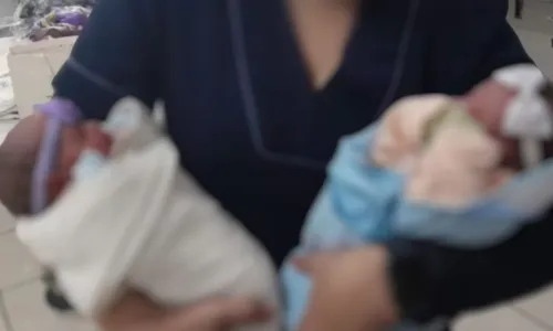 
				
					Mãe descobre gravidez na hora do parto e dá à luz em vaso sanitário
				
				