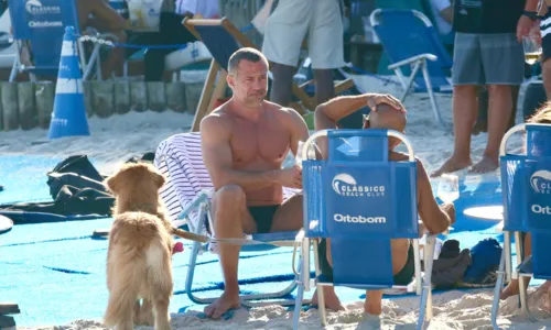 
				
					Malvino Salvador exibe abdômen trincado em praia com amigos
				
				