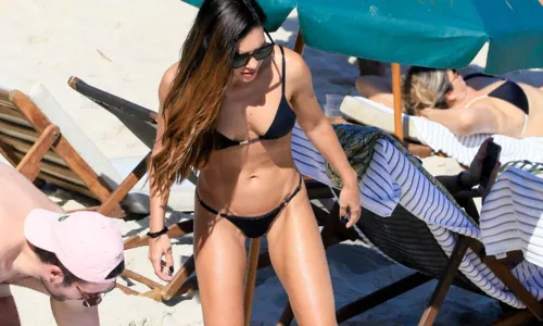 
				
					Mariana Rios exibe corpão durante passeio na praia; FOTOS
				
				