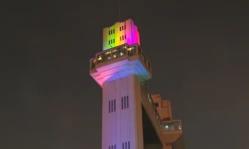 
				
					Monumentos de Salvador ficam coloridos para o Dia do Orgulho LGBT+
				
				
