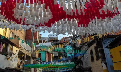 
				
					Moradores de Salvador enfeitam rua para Copa do Mundo Feminina
				
				