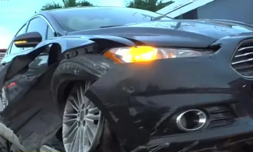 
				
					Motorista perde controle e bate carro em grade de proteção em Salvador
				
				