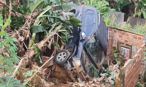 
				
					Motorista perde controle e carro atinge casa no bairro de Mata Escura
				
				