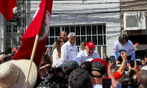 
				
					Multidão acompanha e ovaciona Lula durante desfile no 2 de Julho
				
				