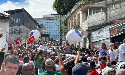
				
					Multidão acompanha e ovaciona Lula durante desfile no 2 de Julho
				
				