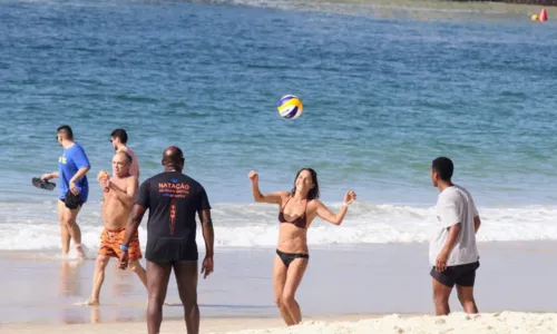 
				
					No clima da Copa, Andréa Beltrão joga bola em praia do RJ; FOTOS
				
				