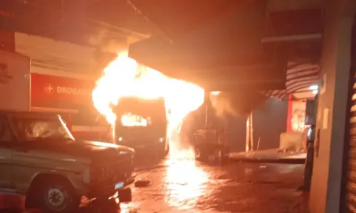 
				
					Ônibus é incendiado após arrastão em Sussuarana
				
				