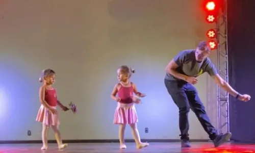 
				
					Pai viraliza ao dançar balé para ajudar filha envergonhada; VÍDEO
				
				