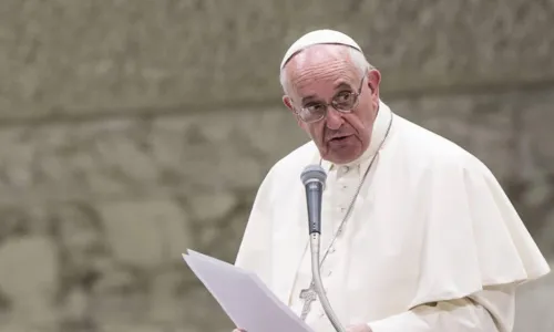 
				
					Papa Francisco será submetido a cirurgia intestinal de última hora
				
				