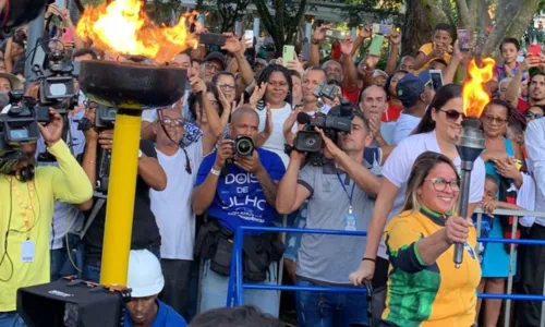 
				
					Paratleta acende pira com fogo simbólico e encerra desfile ao 2 de Julho
				
				