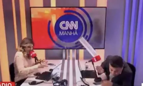 
				
					Parte do teto desaba e atinge apresentadores da CNN; VÍDEO
				
				