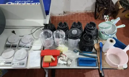 
				
					Polícia Militar desarticula laboratório de drogas em Salvador
				
				